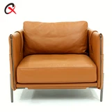 كرسي بذراعين من الجلد